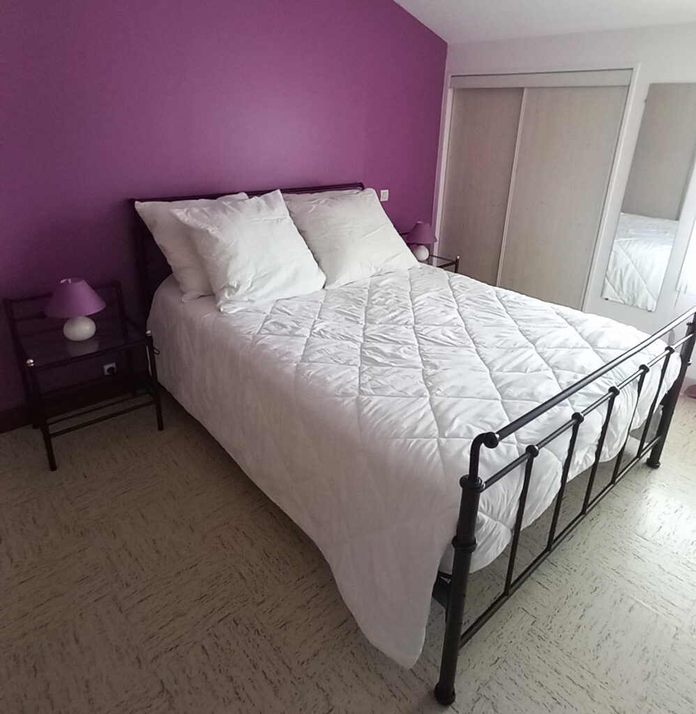 Chambre avec lit double 140 cm du gîte pour curistes près de Jonzac