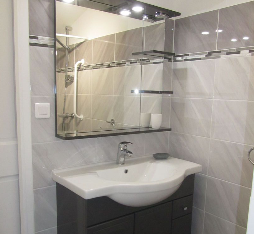 Salle d'eau avec douche à l'italienne et meuble vasque, accessible PMR